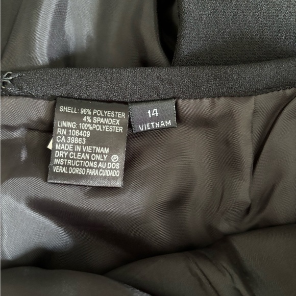 EUC skirt suit. Black & White. Jacket is 14, skirt is 14 but fits like a 12. - Picture 3 of 5